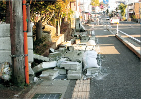 ブロック塀の倒壊（新潟県中越地震時の新潟県小千谷市）