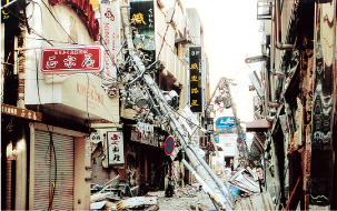 阪神・淡路大震災時の街中（提供　神戸市消防局）