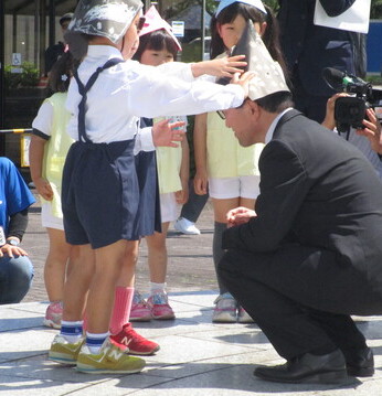 知事・かぶとプレゼント